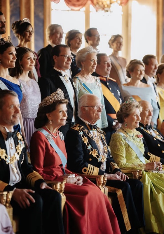 Kongefamilien og gjestene sittende