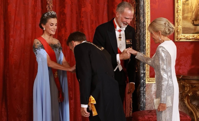 Emmanuel Macron bøyer seg for dronning Letizia mens kong Felipe hilser på Brigitte Macron
