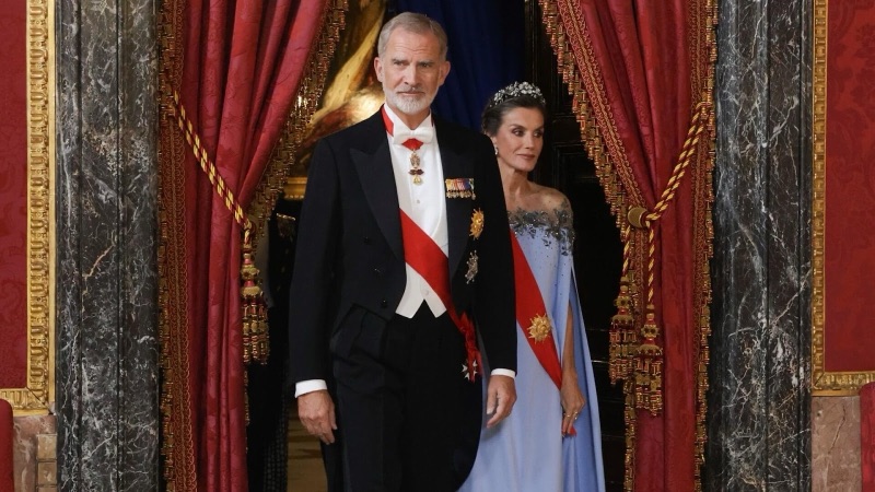 Gallamiddag på slottet i Madrid for Macron