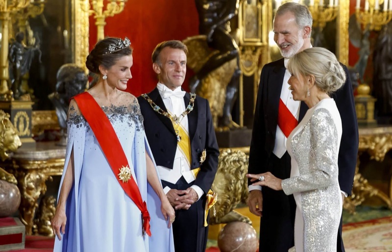 Dronning Letizia, Emmanuel Macron, kong Felipe og Brigitte Macron står i samtale i en forgylt sal