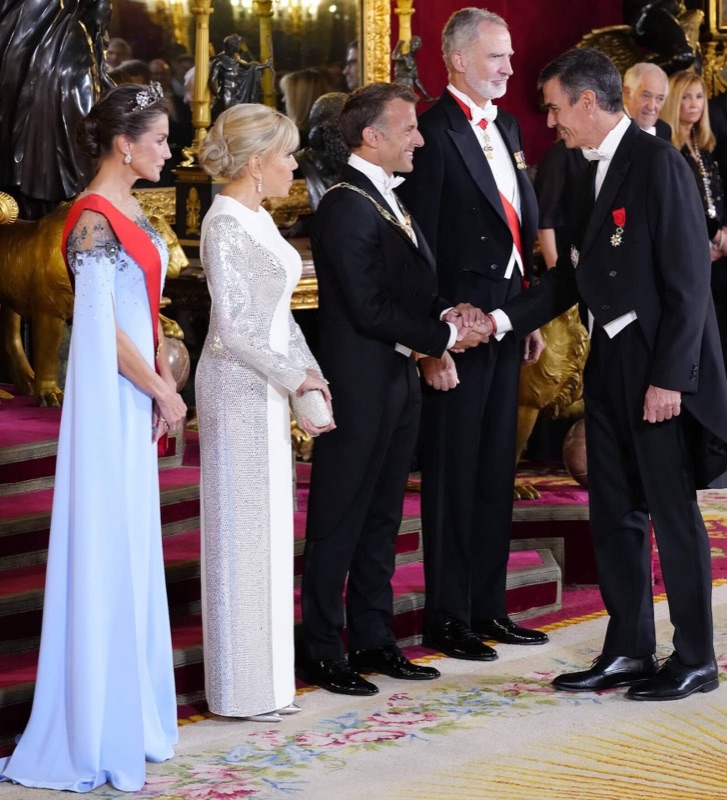 Statsminister Pedro Sánchez håndhilser på Emmanuel Macron i mottakelsesrekken, med dronning Letizia, Brigitte Macron og kong Felipe ved siden av