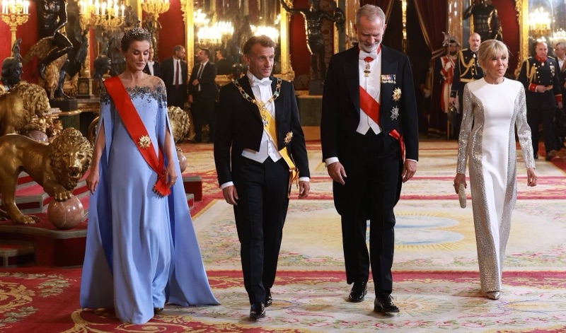 Dronning Letizia, Emmanuel Macron, kong Felipe og Brigitte Macron går side om side gjennom slottets gallerier