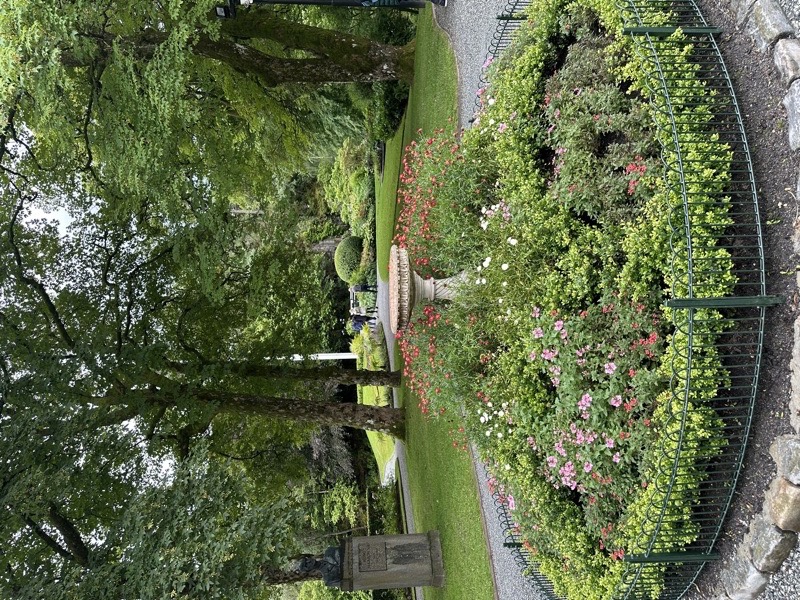 Blomsterbed i parken på Gamlehaugen