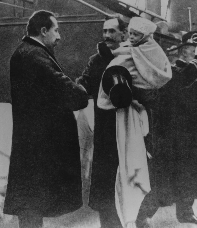 Christian Michelsen tar imot kong Haakon med kronprins Olav på armen på kaien i Kristiania i 1905