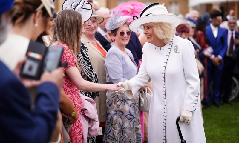 Dronning Camilla hilser på gjester