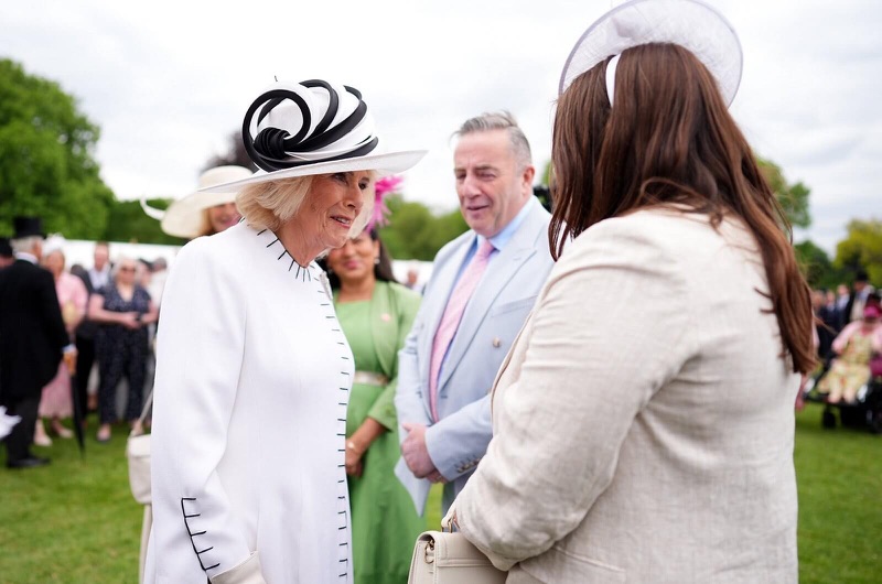 Dronning Camilla i samtale med gjester