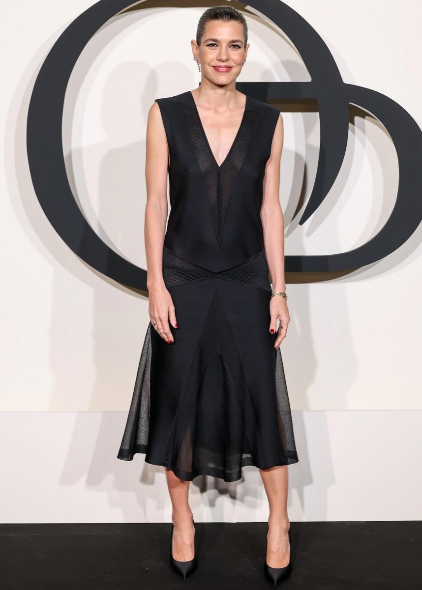 Charlotte Casiraghi fotografert i full figur foran gallaens logovegg