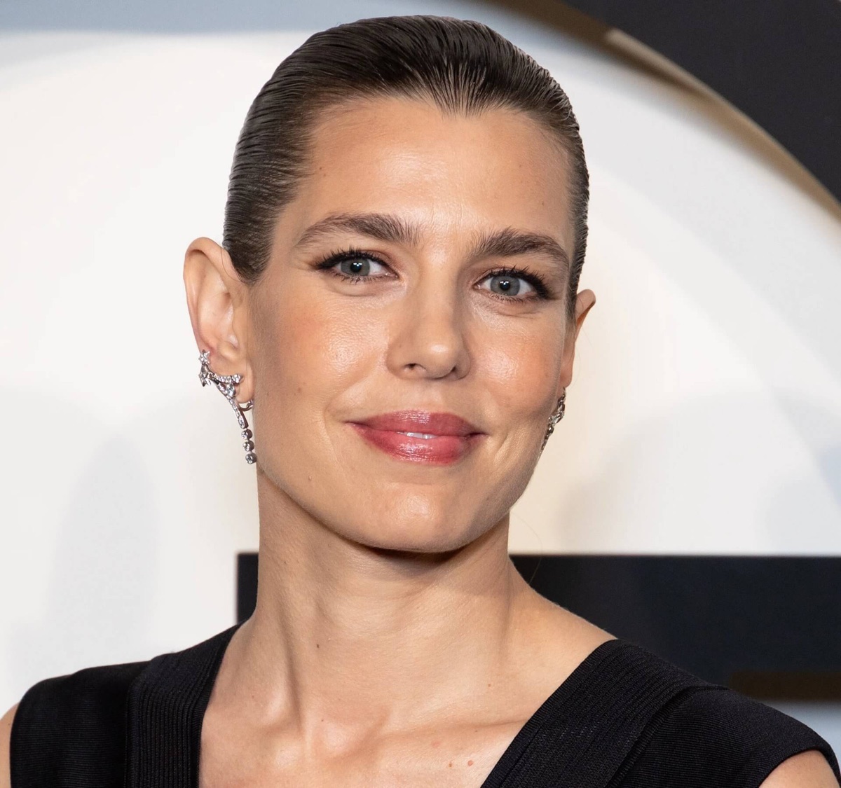 Nærbilde av Charlotte Casiraghi som ser mot kameraet