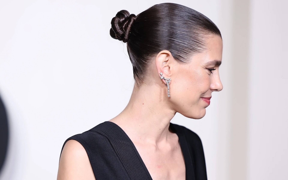 Charlotte Casiraghi i profil under fotograferingen