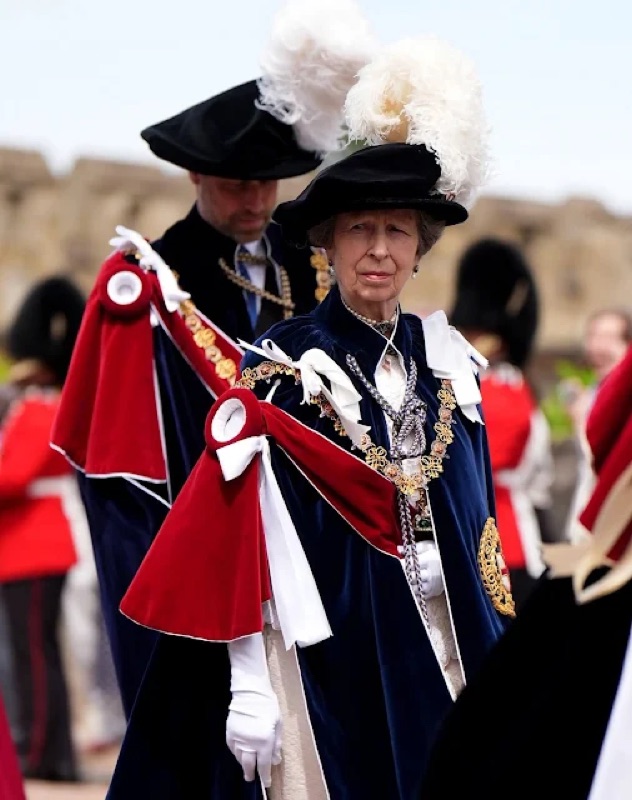 Prinsesse Anne og prinsen av Wales i prosesjonen