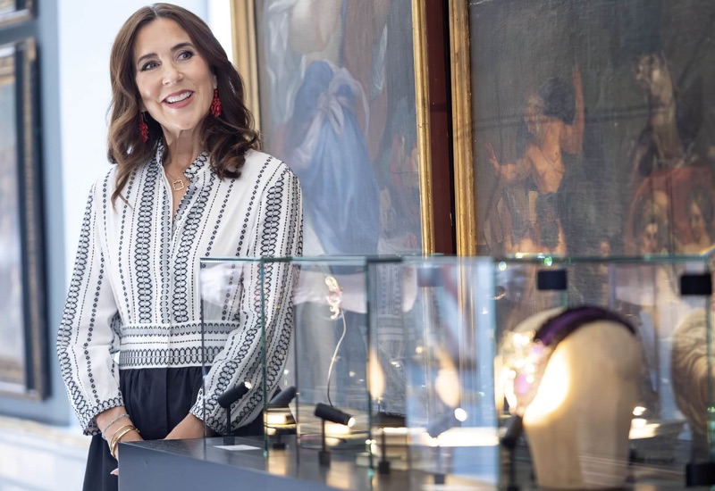 Dronning Mary åpnet ny smykkeutstilling på Gavnø slott