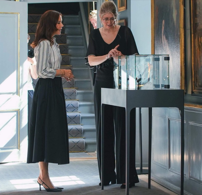 Dronning Mary studerer et av utstillingsverkene