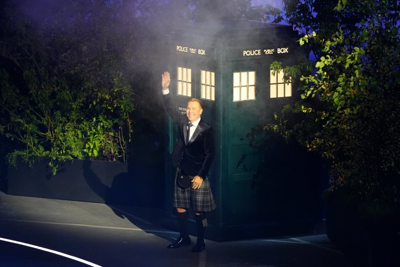 Sir Chris Hoy i kilt vinker foran TARDIS-en