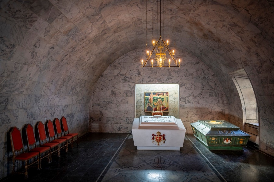 Det kongelige mausoleum på Akershus med den hvite sarkofagen til kong Haakon VII og dronning Maud og den mørkegrønne til kong Olav V og kronprinsesse Märtha