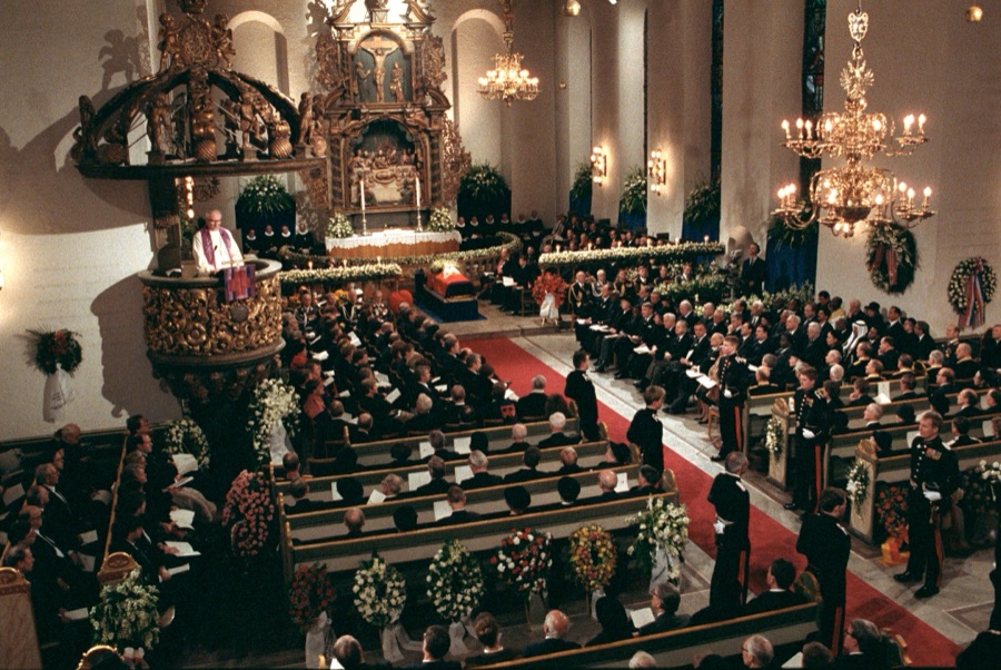 Fra kong Olav Vs gravferd i en fullsatt Oslo domkirke i 1991