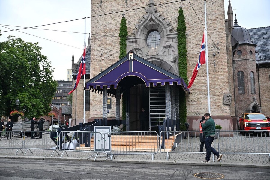 Airspace closed and flights cancelled for King Harald's funeral