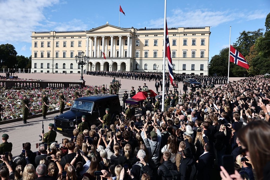 The King's coffin is on its way to Oslo Cathedral