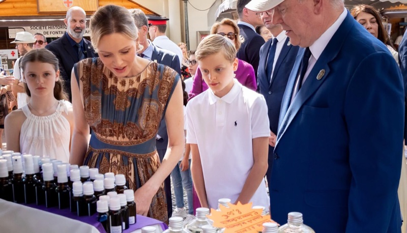 Fyrstinne Charlène sammen med tvillingene ved en stand