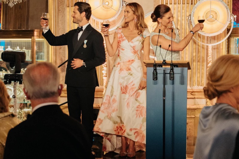 Prins Carl Philip, prinsesse Sofia og kronprinsesse Victoria skåler