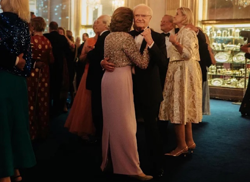 Kongeparet danser blant gjestene