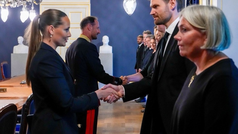 Kongen håndhilser på statsrådene, med kronprinsessen ved siden