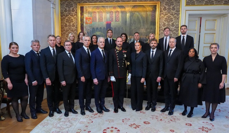 Fellesbilde av kongen, kronprinsessen og regjeringen på Slottet