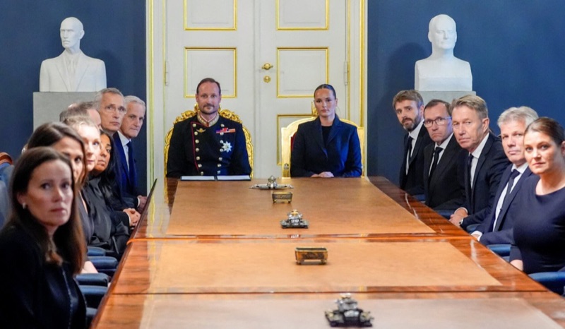 Statsrådssalen på Slottet med kongen, kronprinsessen og regjeringen rundt bordet