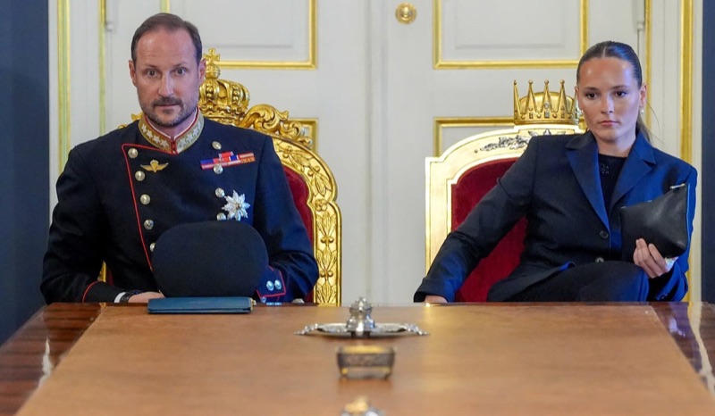 Kong Haakon VIII har overtatt tronen