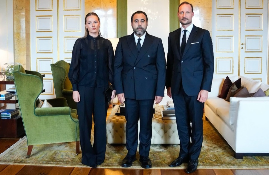 Kronprinsesse Ingrid Alexandra, stortingspresident Masud Gharahkhani og kong Haakon oppstilt i en av salongene på Slottet