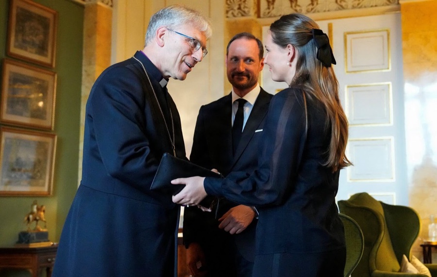 Preses Olav Fykse Tveit hilser på kronprinsesse Ingrid Alexandra mens kong Haakon står ved siden av