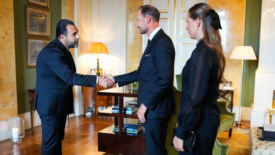 Kong Haakon håndhilser på stortingspresident Masud Gharahkhani mens kronprinsesse Ingrid Alexandra ser på