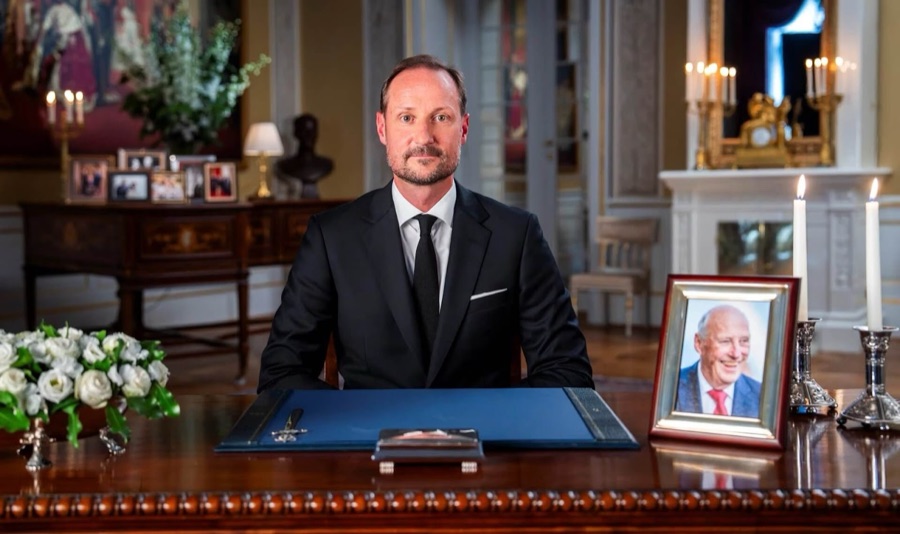 Kong Haakon i sin første tale: "Kjære faren min. Takk for at du var en så god pappa"