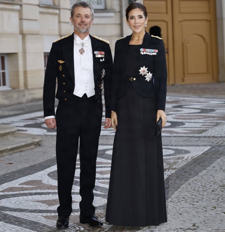 Kong Frederik og dronning Mary står side om side på slottsplassen i galla og uniform