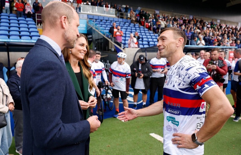 Prins William og prinsesse Catherine i samtale med Kevin Sinfield i løpetrøye foran fullsatte tribuner