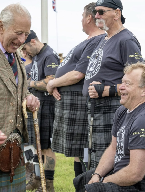 Kong Charles ler hjertelig sammen med deltakere i kilt