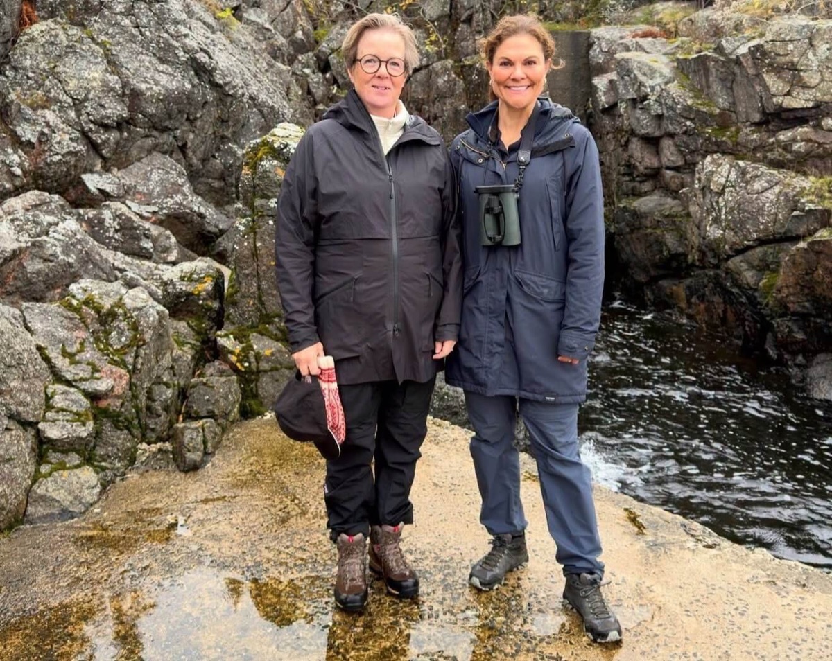 The Crown Princess and the County Governor standing on the rock by the water