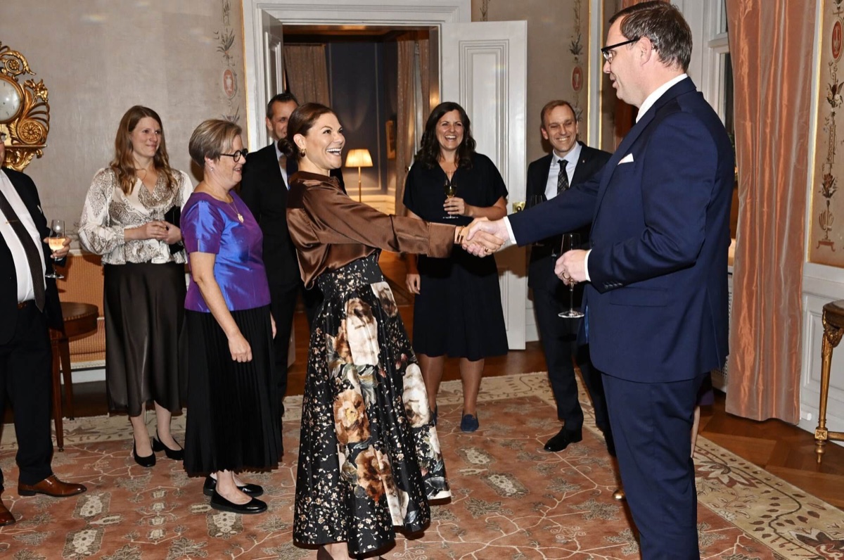 The Crown Princess greeting guests in a room at the residence