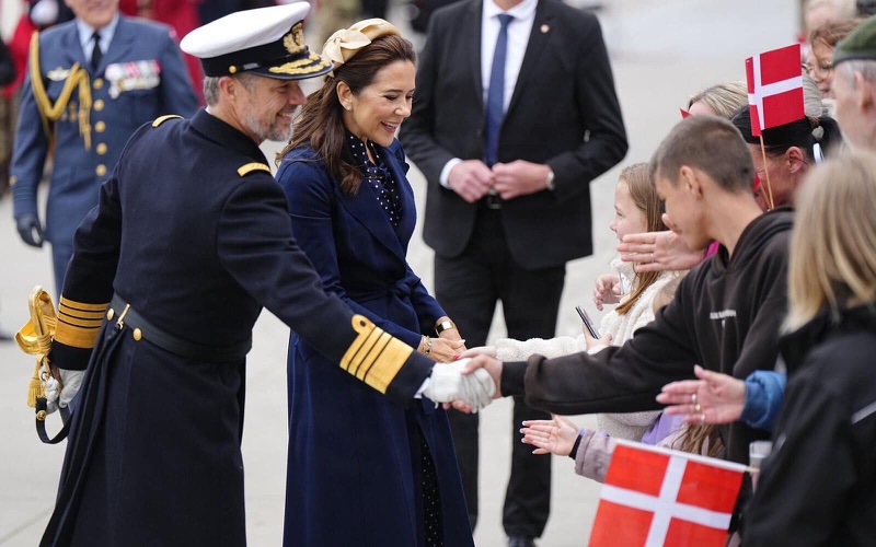 Dronning Mary hilser på fremmøtte ved havnen