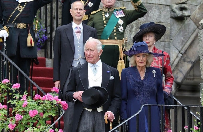 Kong Charles og dronning Camilla var vertskap for hageselskap på Holyroodhouse