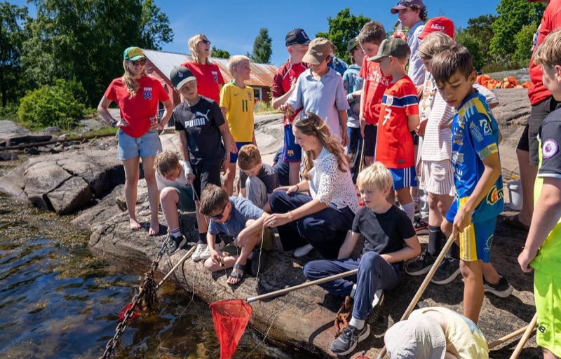 Prinsessen ved vannet sammen med barna