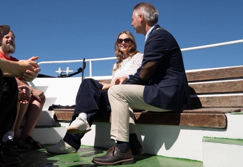 Prinsessen om bord på båten på vei til Hudøy