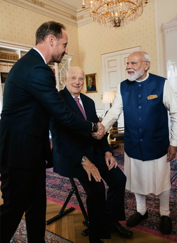Kronprins Haakon hilser på statsminister Modi