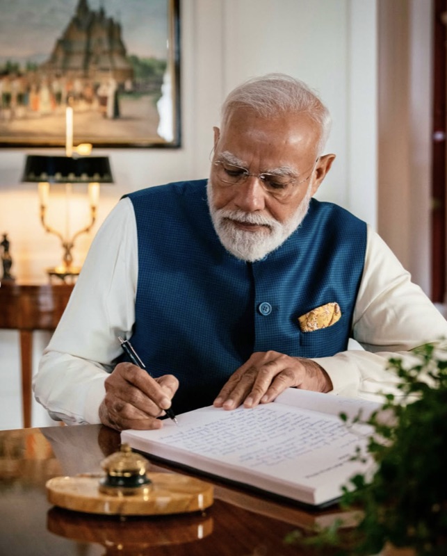 Statsminister Modi signerer gjesteboken