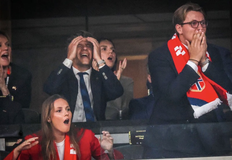 Reaksjoner på tribunen under kampen