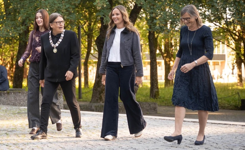 Prinsessen spaserer over campus sammen med vertskapet