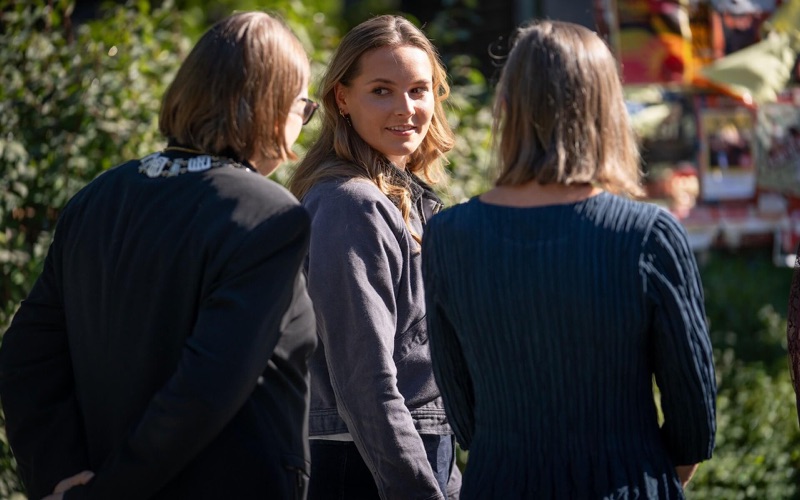 Prinsessen ser seg tilbake over skulderen