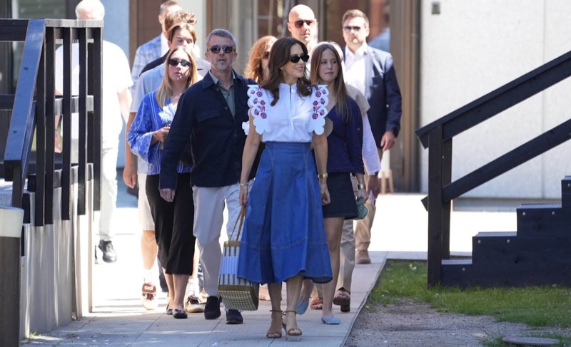 Kong Frederik, dronning Mary og prinsesse Josephine på vei til feiringen