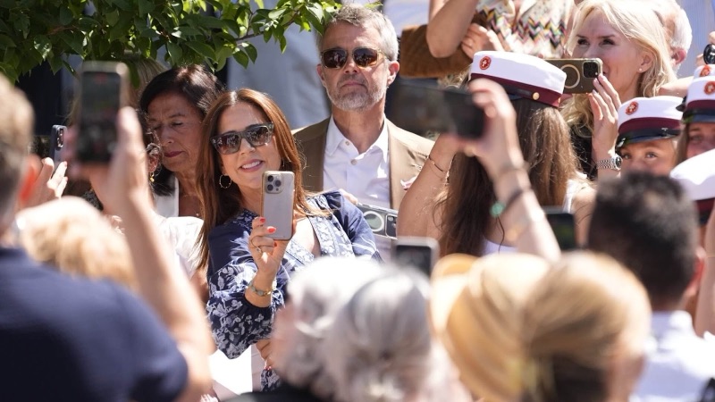 Kong Frederik og dronning Mary ved dimisjonen