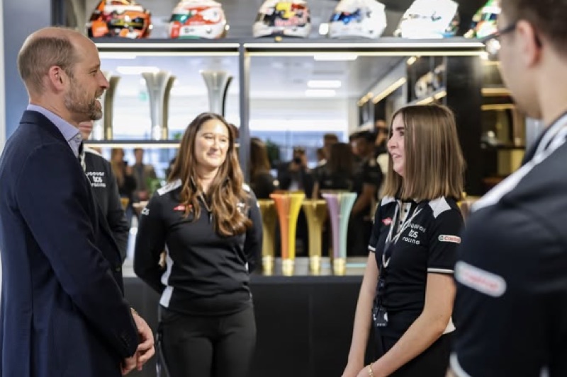 Prins William i samtale med teammedlemmer