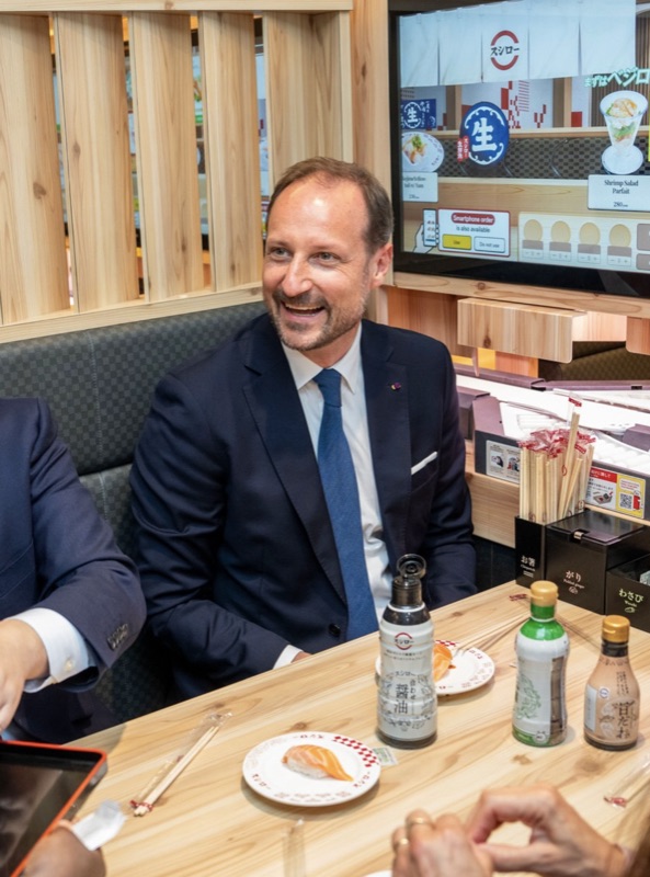 Kronprins Haakon på en sushirestaurant i Tokyo